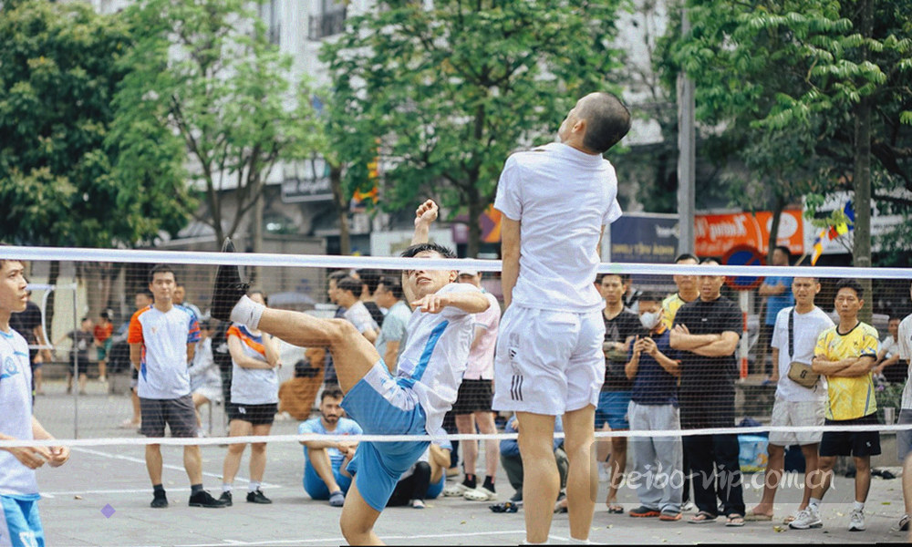 办公室剪影与代码界面叠加的抽象图